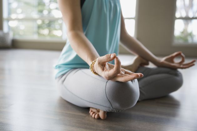 Una mujer realiza una postura de yoga. Una mujer realiza una postura de yoga.