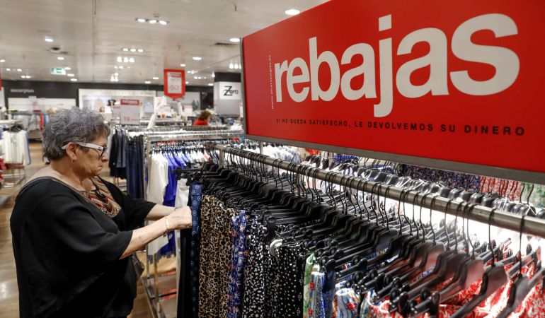 Inicio de las rebajas en un conocido gran comercio, en Madrid. Inicio de las rebajas en un conocido gran comercio, en Madrid.