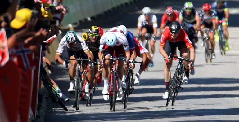 El polémico 'sprint' en el que Peter Sagan tiró a Mark Cavendish. El polémico 'sprint' en el que Peter Sagan tiró a Mark Cavendish.