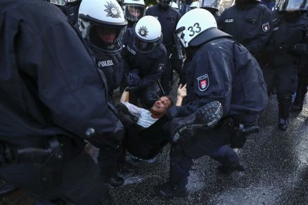 Policía alemana deteniendo a uno de los manifestantes. Policía alemana deteniendo a uno de los manifestantes.
