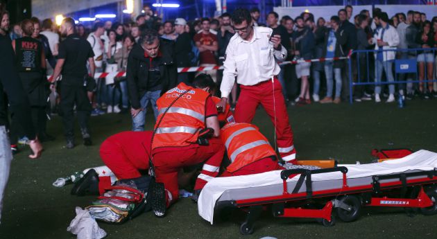 Miembros de los servicios sanitarios intentan reanimar al acróbata fallecido antes del concierto de Green Day. Miembros de los servicios sanitarios intentan reanimar al acróbata fallecido antes del concierto de Green Day.