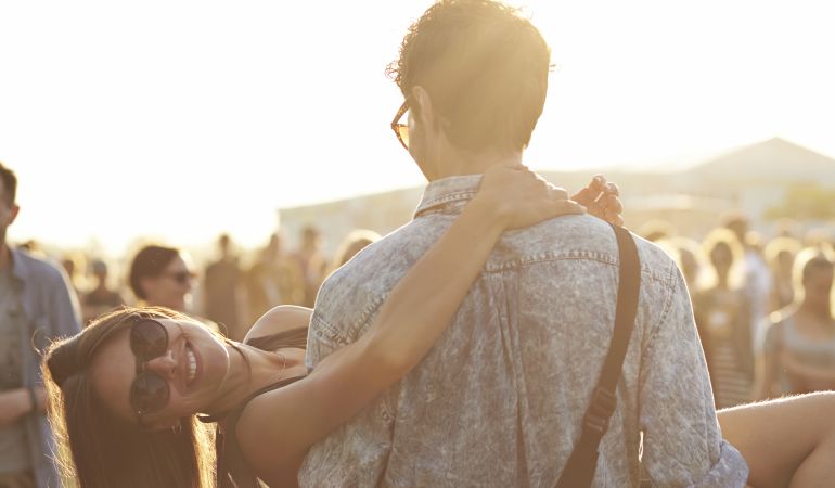 Una pareja en un festival de música. Una pareja en un festival de música.
