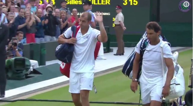 Gilles Muller y Rafa Nadal, al término de su maratoniano partido en Wimbledon. Gilles Muller y Rafa Nadal, al término de su maratoniano partido en Wimbledon.