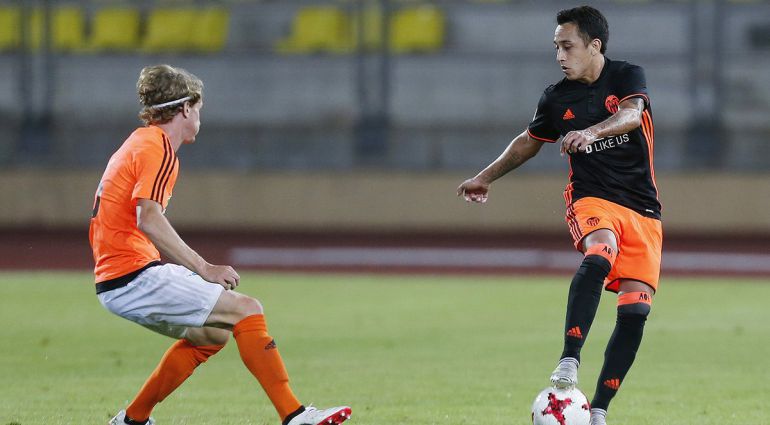 Orellana intenta regatear a un rival en el primer partido de pretemporada del Valencia Orellana intenta regatear a un rival en el primer partido de pretemporada del Valencia