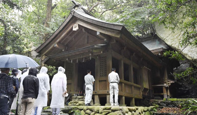 Hombres visitan un templo de la isla de Okinoshima, declarada Patrimonio Mundial por la Unesco. Hombres visitan un templo de la isla de Okinoshima, declarada Patrimonio Mundial por la Unesco.