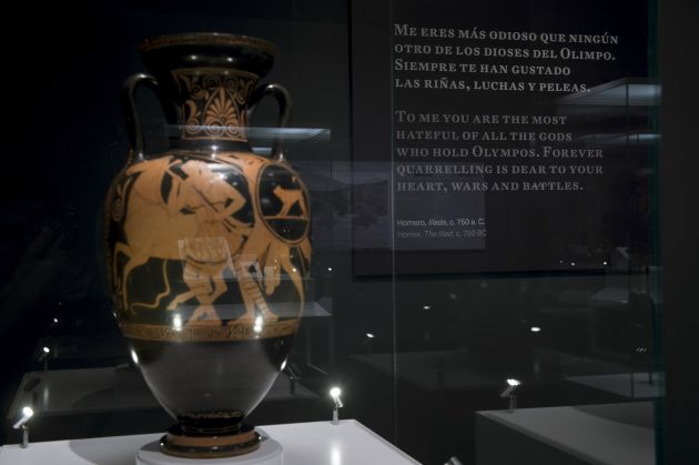 Ánfora de cerámica de figuras rojas Ánfora de cerámica de figuras rojas