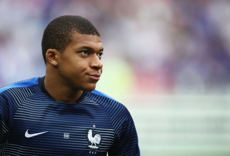 Mbappé durante un partido con Francia 