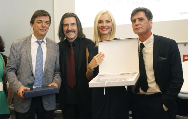 De izda a dcha: El rector de la UCM, Carlos Andradas; el presidente de la AIE, Luis Cobos; Alejandra Álvarez-Beigbeder, hija del homenajeado, y José Manuel Gómez Bravo, director corporativo de propiedad intelectual del Grupo PRISA De izda a dcha: El rector de la UCM, Carlos Andradas; el presidente de la AIE, Luis Cobos; Alejandra Álvarez-Beigbeder, hija del homenajeado, y José Manuel Gómez Bravo, director corporativo de propiedad intelectual del Grupo PRISA