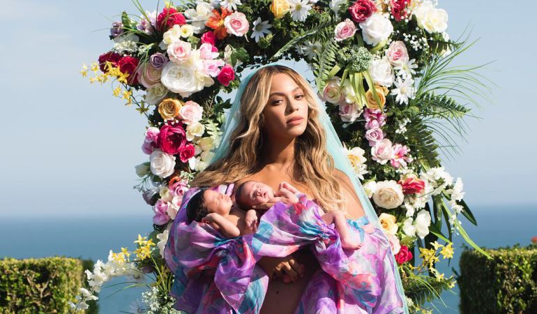 La cantante Beyoncé posa con sus dos gemelos en brazos. La cantante Beyoncé posa con sus dos gemelos en brazos.