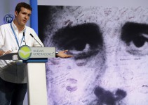 Pablo Casado equipara la purga de Puigdemont con la represión en Venezuela y el terrorismo de ETA