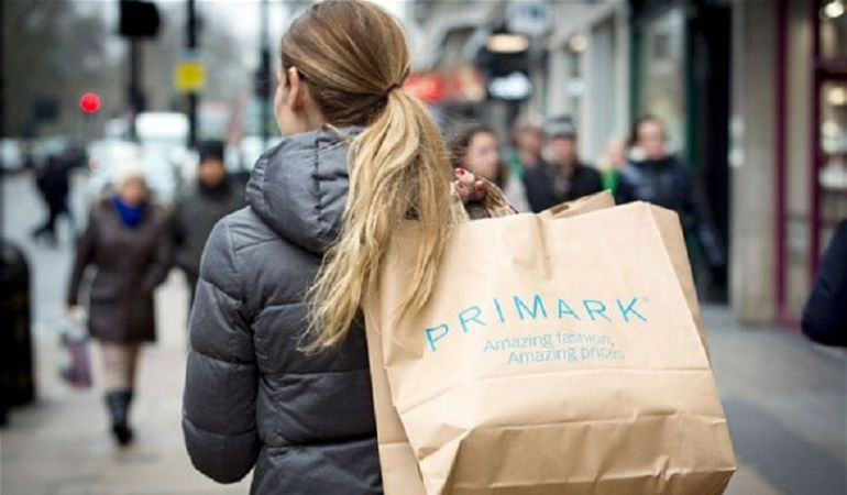 Una compradora de Primark por las calles de Reino Unido. Una compradora de Primark por las calles de Reino Unido.
