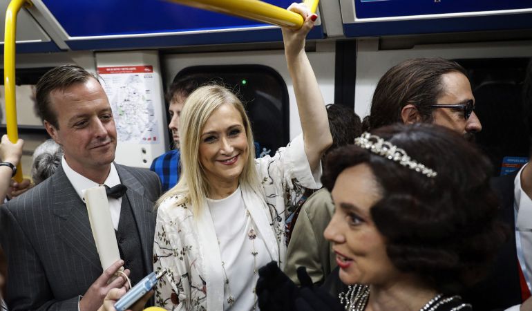 La presidenta de la Comunidad de Madrid, Cristina Cifuentes (2i), en el interior de un vagón durante el acto de conmemoración del centenario del comienzo de las obras de Metro de Madrid. La presidenta de la Comunidad de Madrid, Cristina Cifuentes (2i), en el interior de un vagón durante el acto de conmemoración del centenario del comienzo de las obras de Metro de Madrid.