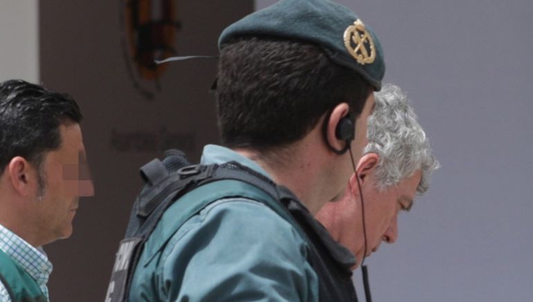 Ángel María Villar, presidente de la RFEF, a su llegada a la sede de la Federación, en Las Rozas (Madrid) detenido por la Guardia Civil. Ángel María Villar, presidente de la RFEF, a su llegada a la sede de la Federación, en Las Rozas (Madrid) detenido por la Guardia Civil.
