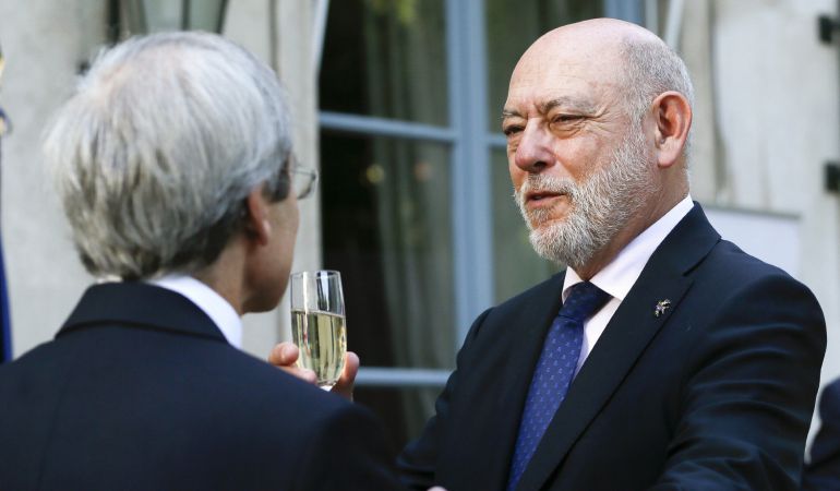 El embajador de Francia en España, Yves Saint-Geour, conversando con el Fiscal General del Estado, José Manuel Maza durante el acto de celebración del Dia Nacional de Francia. El embajador de Francia en España, Yves Saint-Geour, conversando con el Fiscal General del Estado, José Manuel Maza durante el acto de celebración del Dia Nacional de Francia.