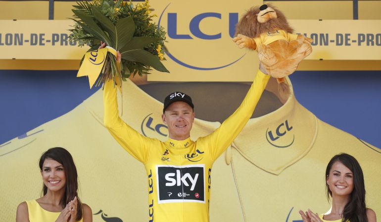Chris Froome posa con el maillot amarillo al termino de una etapa Chris Froome posa con el maillot amarillo al termino de una etapa