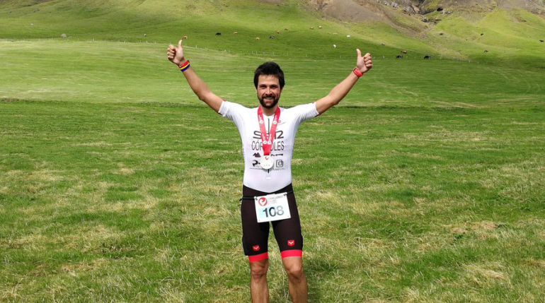 Juan López posa con la medalla que le acredita como participante que acabó el Challenge Ice de Islandia Juan López posa con la medalla que le acredita como participante que acabó el Challenge Ice de Islandia