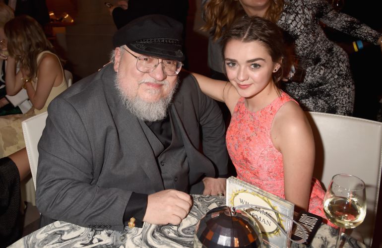 El creador de la saga 'Canción de Hielo y Fuego', George R. R. Martin, junto con la actriz que interpreta a Arya Stark, Maisie Williams. El creador de la saga 'Canción de Hielo y Fuego', George R. R. Martin, junto con la actriz que interpreta a Arya Stark, Maisie Williams.