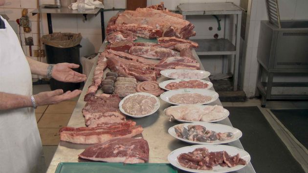 Algunas carnicerías españolas ofrecen los cortes argentinos por encargo y, al parecer, hasta hay mercado negro de chinchulines (intestino delgado) y otras vísceras prohibidas tras la crisis de las vacas locas. Algunas carnicerías españolas ofrecen los cortes argentinos por encargo y, al parecer, hasta hay mercado negro de chinchulines (intestino delgado) y otras vísceras prohibidas tras la crisis de las vacas locas.