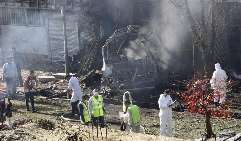 Miembros de las fuerzas de seguridad inspeccionan el lugar tras el atentado suicida con un coche bomba en Kabul (Afganistán). Miembros de las fuerzas de seguridad inspeccionan el lugar tras el atentado suicida con un coche bomba en Kabul (Afganistán).