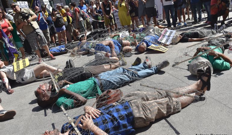 Una cadena humana como acto simbólico delante del Congreso de los Diputados daba el pistoletazo de salida a la Caravana 'Abriendo Fronteras'. Una cadena humana como acto simbólico delante del Congreso de los Diputados daba el pistoletazo de salida a la Caravana 'Abriendo Fronteras'.
