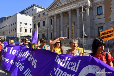Una cadena humana para reivindicar las políticas migratorias delante del Congreso de los Diputados, en Madrid. Una cadena humana para reivindicar las políticas migratorias delante del Congreso de los Diputados, en Madrid.