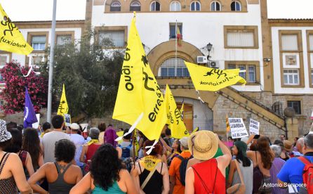 Manifestación delante del Centro de Internamiento de Emigrantes en Algeciras Manifestación delante del Centro de Internamiento de Emigrantes en Algeciras