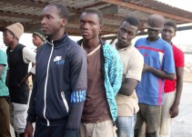 Encuentran 13 inmigrantes muertos en una embarcación frente a las costas libias