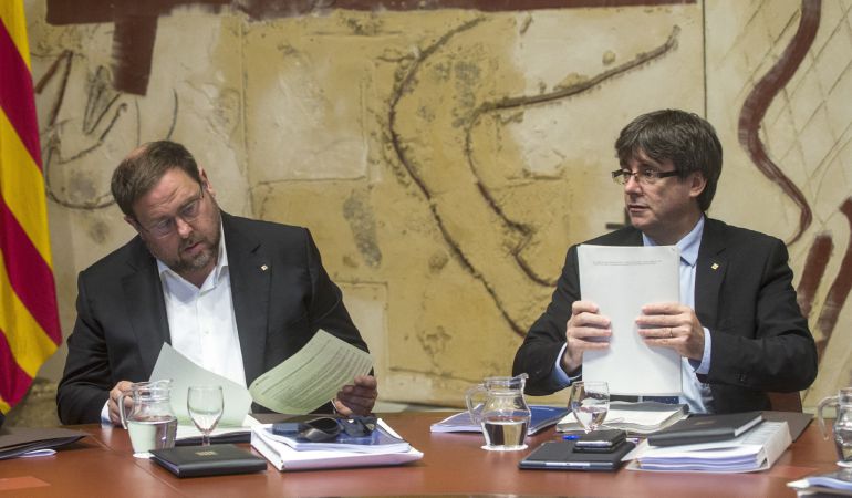 El presidente de la Generalitat , Carles Puigdemont (i), junto al vicepresidente del Govern y conseller de Economía, Oriol Junqueras (d), durante una reunión. El presidente de la Generalitat , Carles Puigdemont (i), junto al vicepresidente del Govern y conseller de Economía, Oriol Junqueras (d), durante una reunión.