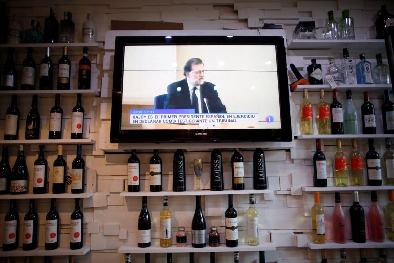Imagen de Mariano Rajoy en la televisión de un bar. Imagen de Mariano Rajoy en la televisión de un bar.