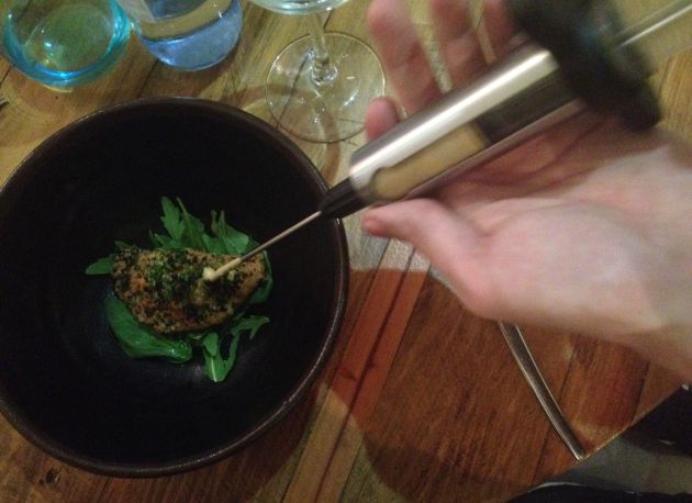 Empanadilla de carne de conejo con inyección de salmorejo canario. Empanadilla de carne de conejo con inyección de salmorejo canario.