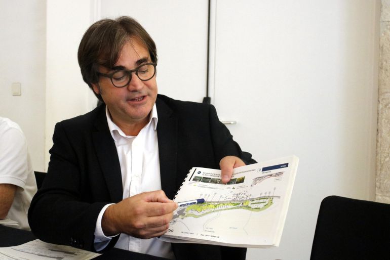 El director general de Ordenació del Territori i Urbanisme, Agustí Serra, con el mapa del proyecto. El director general de Ordenació del Territori i Urbanisme, Agustí Serra, con el mapa del proyecto.