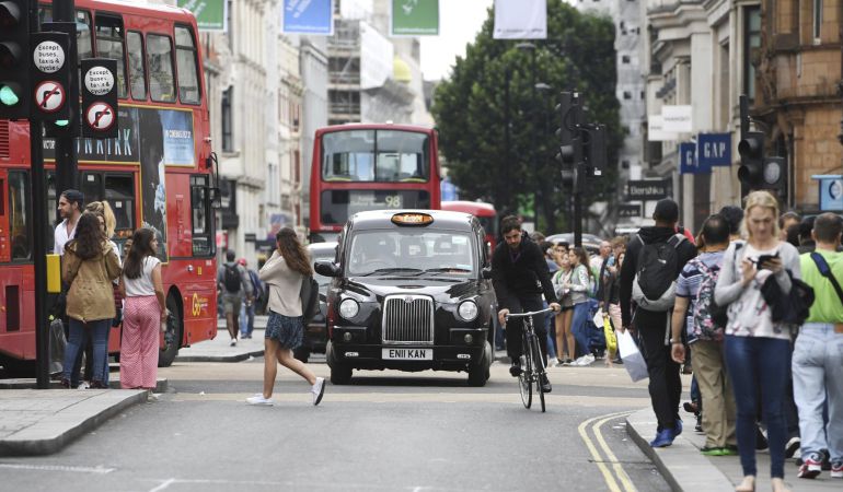 Coches, taxis y autobuses pasan por delante de la calle Oxford en Londres. El Gobierno británico ha anunciado que a partir del año 2040, los vehículos y furgonetas que funcionen con diesel o gasolina estarán prohibidos. Coches, taxis y autobuses pasan por delante de la calle Oxford en Londres. El Gobierno británico ha anunciado que a partir del año 2040, los vehículos y furgonetas que funcionen con diesel o gasolina estarán prohibidos.
