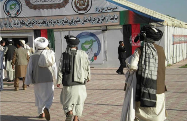 Imagen de varios hombres entrando en una 'jirga'. Imagen de varios hombres entrando en una 'jirga'.
