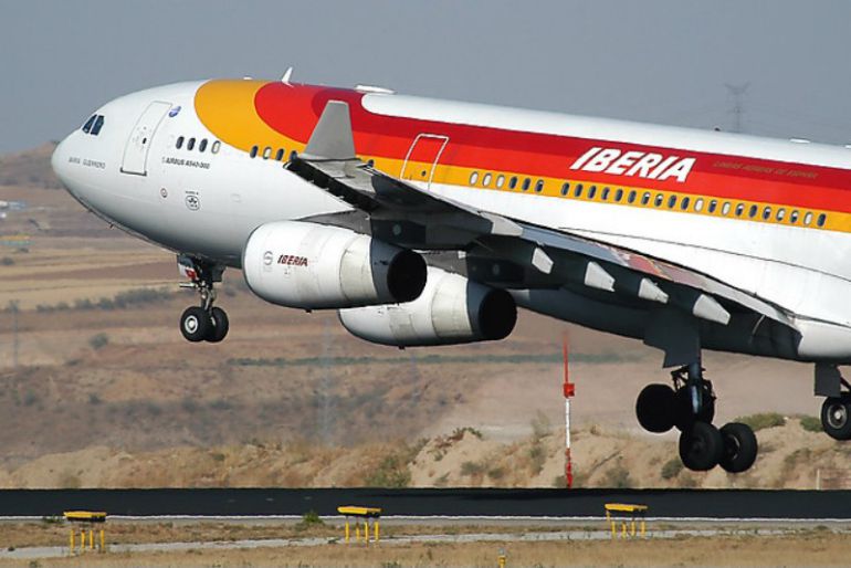 Un avión de Iberia en pleno despegue. Un avión de Iberia en pleno despegue.