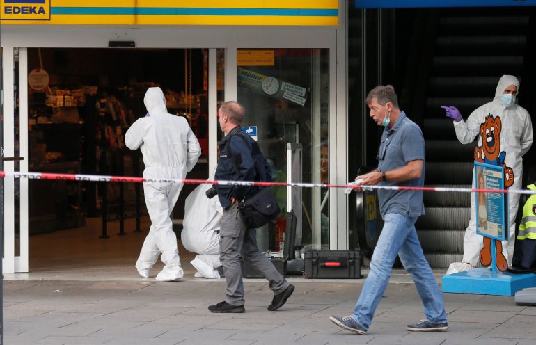 Expertos forenses analizan la zona para averiguar los motivos del ataque. Expertos forenses analizan la zona para averiguar los motivos del ataque.