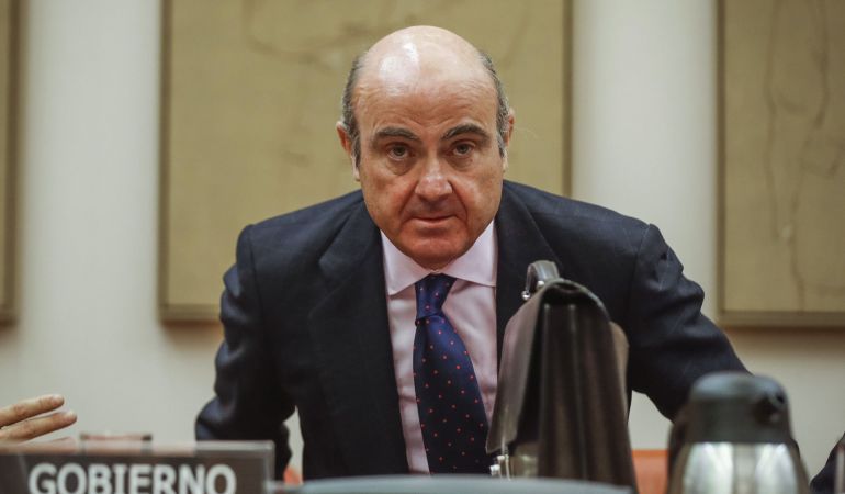 El ministro de Economía, Industria y Competitividad, Luis de Guindos, a su llegada a la Comisión de Economía del Congreso. El ministro de Economía, Industria y Competitividad, Luis de Guindos, a su llegada a la Comisión de Economía del Congreso.