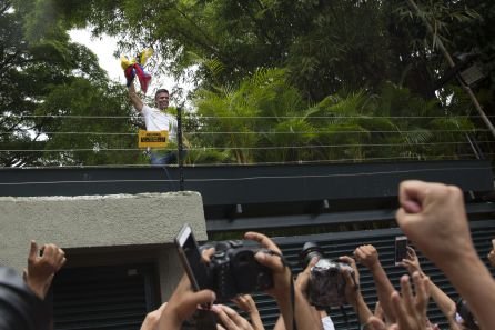 El líder opositor venezolano Leopoldo López saluda a sus seguidores desde su residencia en Caracas (Venezuela), donde cumplía arresto domiciliario. Foto de archivo. El líder opositor venezolano Leopoldo López saluda a sus seguidores desde su residencia en Caracas (Venezuela), donde cumplía arresto domiciliario. Foto de archivo.