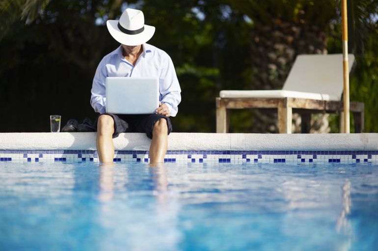 El 35% de los españoles no desconecta de su trabajo en vacaciones El 35% de los españoles no desconecta de su trabajo en vacaciones