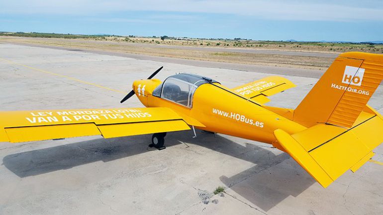 La avioneta del grupo radical Hazte Oír que quiere recorrer las costas españolas La avioneta del grupo radical Hazte Oír que quiere recorrer las costas españolas
