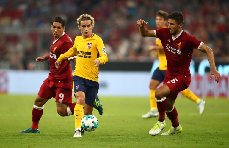 Griezmann guía la pelota ante Grujic Griezmann guía la pelota ante Grujic