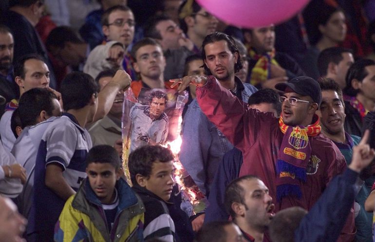 Aficionados del Barça queman un póster de Figo en el Camp Nou Aficionados del Barça queman un póster de Figo en el Camp Nou