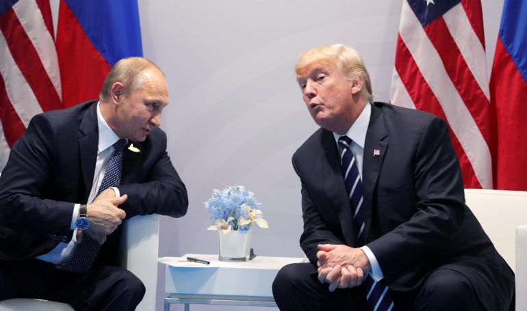 Fotografía de archivo que muestra al presidente ruso, Vladímir Putin (i), junto a su homólogo estadounidense, Donald Trump (d), durante su reunión en el marco de la cumbre de los líderes del G20 en Hamburgo Fotografía de archivo que muestra al presidente ruso, Vladímir Putin (i), junto a su homólogo estadounidense, Donald Trump (d), durante su reunión en el marco de la cumbre de los líderes del G20 en Hamburgo