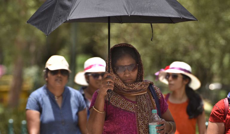 Mujeres paseando por Nueva Delhi (India) se protegen del sol y las altas temperaturas que rozaban los 48ºC en el mes de junio. Mujeres paseando por Nueva Delhi (India) se protegen del sol y las altas temperaturas que rozaban los 48ºC en el mes de junio.
