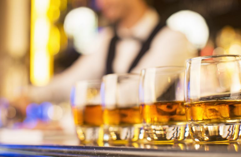 Un turista chino ha pagado casi 8.800 euros por un vaso de whisky. Un turista chino ha pagado casi 8.800 euros por un vaso de whisky.