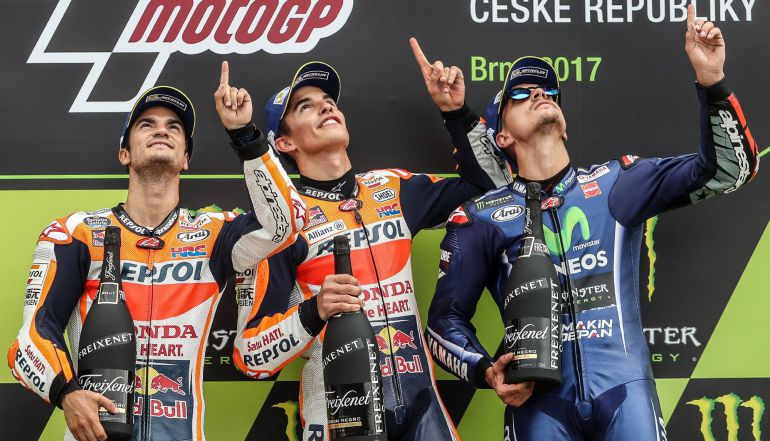 Los tres pilotos españoles señalan al cielo Los tres pilotos españoles señalan al cielo
