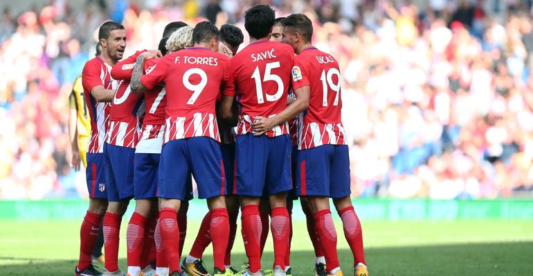 Los jugadores rojiblancos celebran un tanto ante el Brighton Los jugadores rojiblancos celebran un tanto ante el Brighton