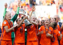 Holanda hace historia al conseguir su primera Eurocopa