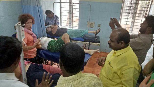 Los heridos están siendo atendidos en un hospital en la India. Los heridos están siendo atendidos en un hospital en la India.