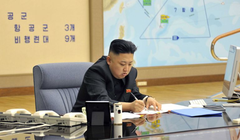 Foto de archivo del líder norcoreano, Kim Jong-un mientras mantiene un gabinete de crisis con varios oficiales norcoreanos para ordenar que esté listo el arsenal de cohetes para atacar algun objetivo surcoreano o estadounidense. Foto de archivo del líder norcoreano, Kim Jong-un mientras mantiene un gabinete de crisis con varios oficiales norcoreanos para ordenar que esté listo el arsenal de cohetes para atacar algun objetivo surcoreano o estadounidense.