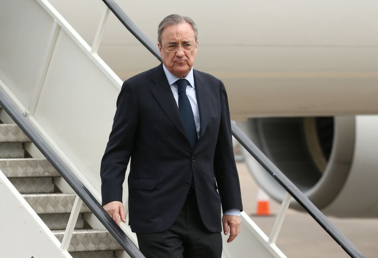 Florentino Pérez baja de un avión Florentino Pérez baja de un avión